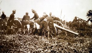 Askaris colocando un cañón de campo en posición, campaña de África Oriental de English Photographer